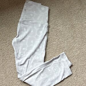 Lululemon grey leopard print aligns 25” size 6